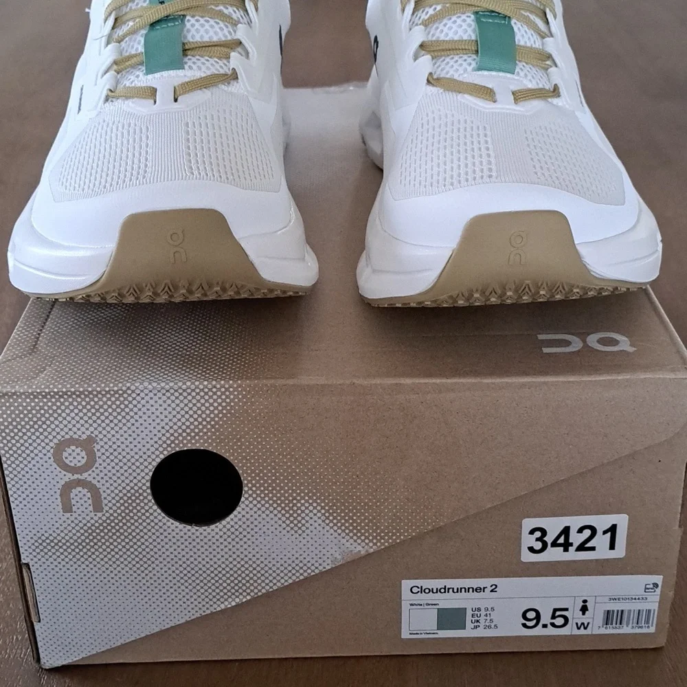 On Cloudrunner 2 - Color: White / Green - Size: Women 9.5 - Picture 3 of 9
